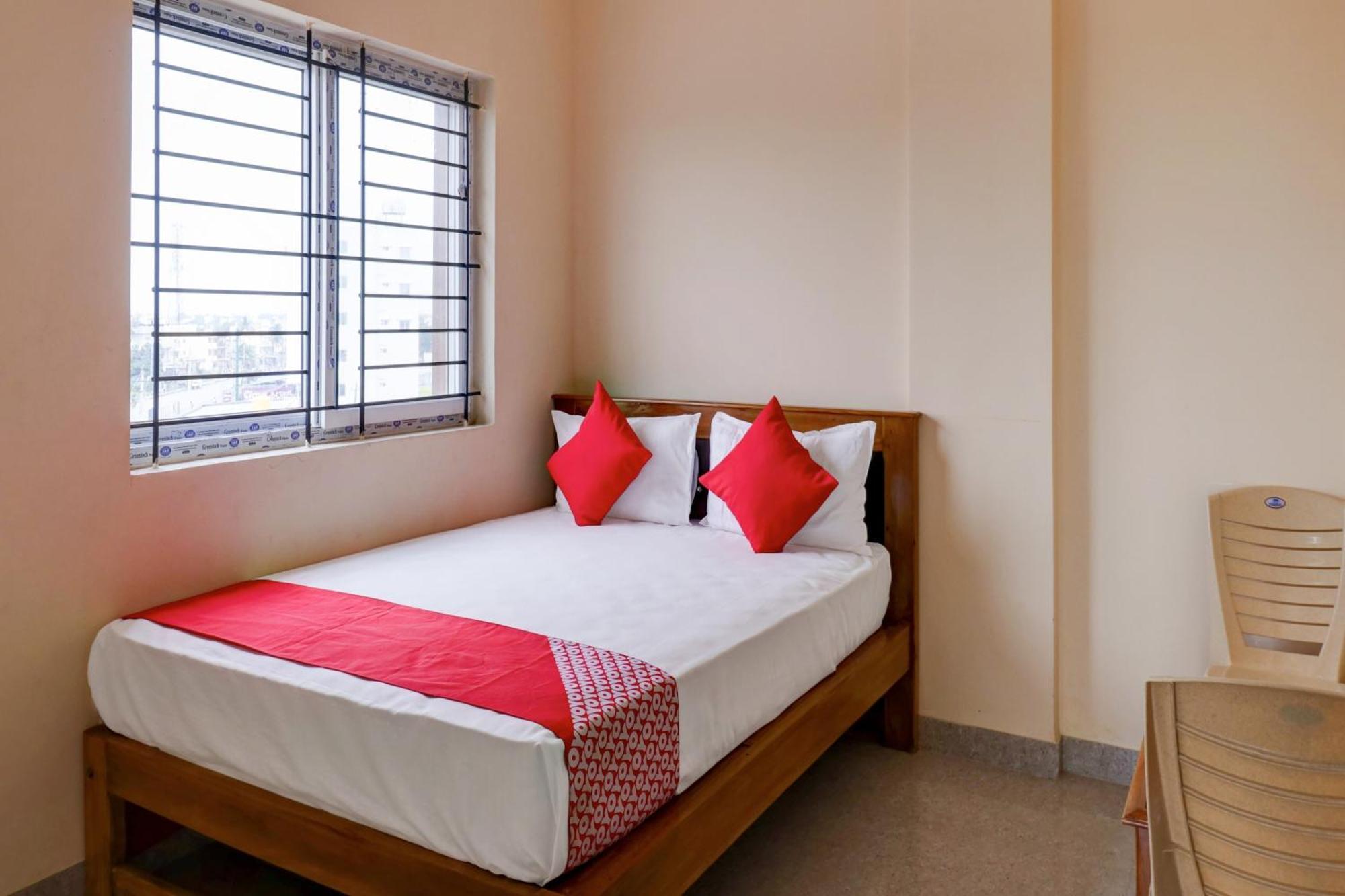 Oyo Flagship Golden Treasury Hotel Bangalore Exterior photo